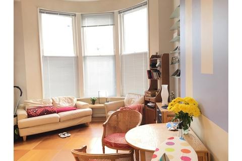Studio to rent, Sinclair Road, Kensington Olympia W14