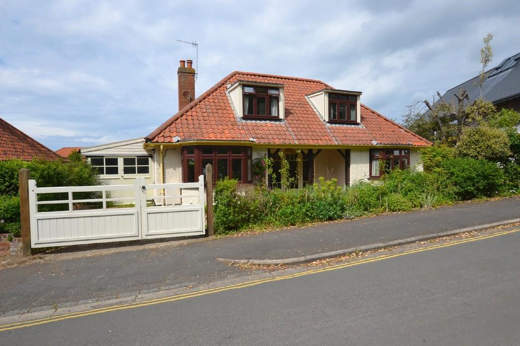 Cliff Drive, Cromer 5 bed detached house £1,050 pcm (£242 pw)