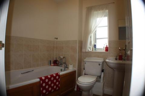 2 bedroom house to rent, Weatherbury Road, Gillingham