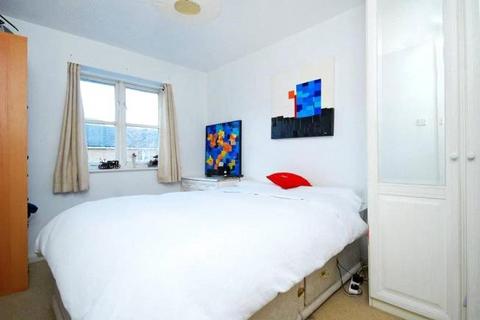 3 bedroom terraced house to rent, Milligan Street, London, E14