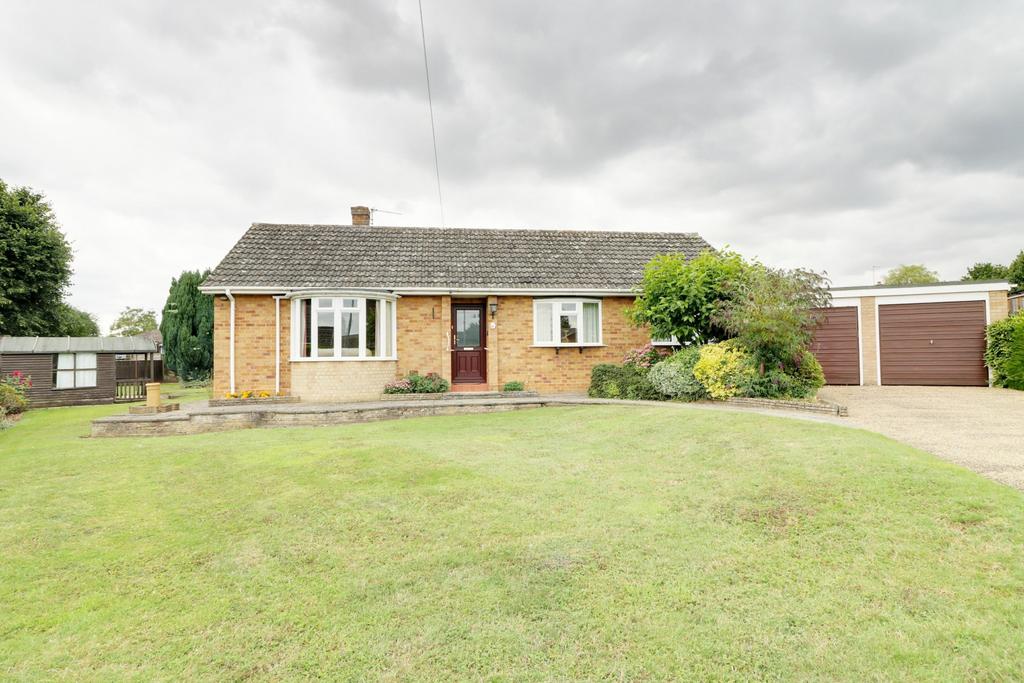 Manor Park Gardens, Long Stratton, NR15 4 bed detached bungalow £250,000