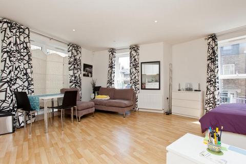Studio to rent, Essex Road, London, N1