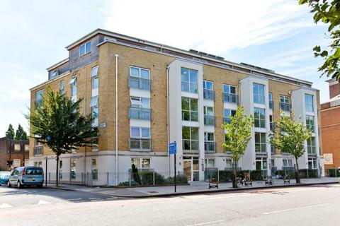 Studio to rent, Essex Road, London, N1