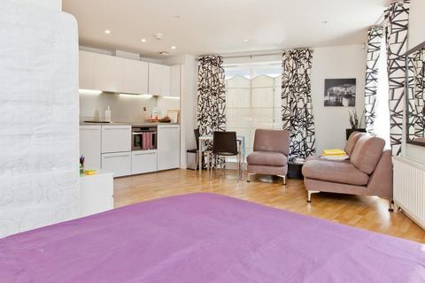 Studio to rent, Essex Road, London, N1