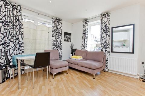 Studio to rent, Essex Road, London, N1