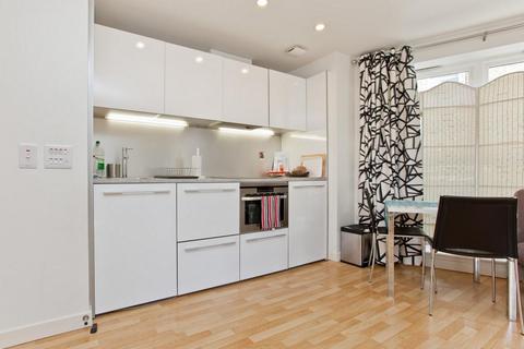 Studio to rent, Essex Road, London, N1