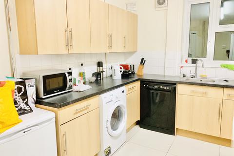 1 bedroom in a house share to rent, Restons Crescent, London SE9