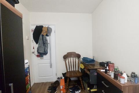 1 bedroom in a house share to rent, Restons Crescent, London SE9