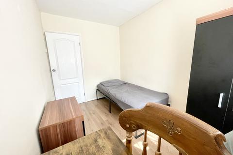1 bedroom in a house share to rent, Restons Crescent, London SE9