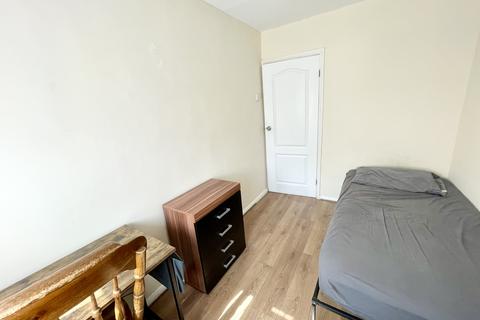 1 bedroom in a house share to rent, Restons Crescent, London SE9