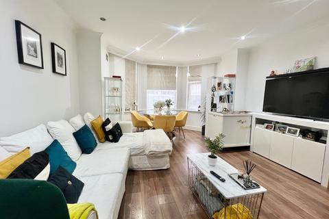 2 bedroom flat to rent, Birdhurst Gardens, South Croydon