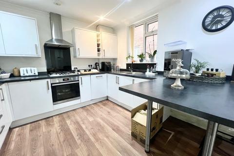 2 bedroom flat to rent, Birdhurst Gardens, South Croydon