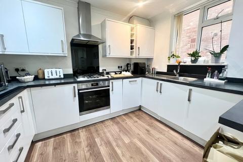 2 bedroom flat to rent, Birdhurst Gardens, South Croydon