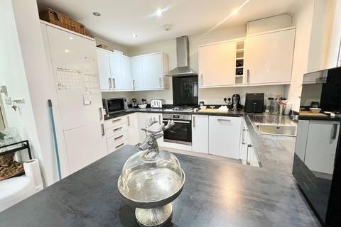 2 bedroom flat to rent, Birdhurst Gardens, South Croydon