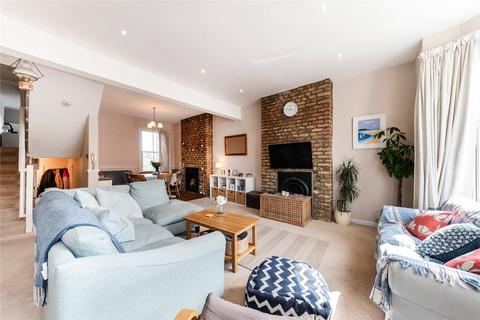 3 bedroom flat to rent, Strathblaine Road, London