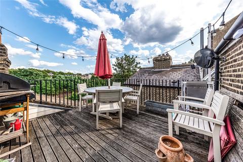 3 bedroom flat to rent, Strathblaine Road, London