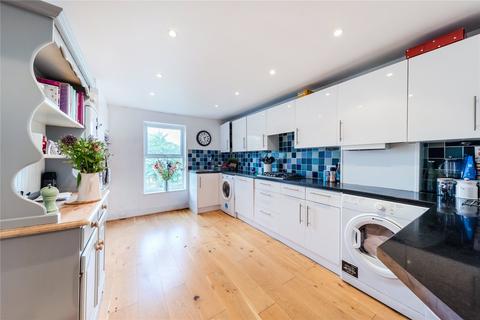 3 bedroom flat to rent, Strathblaine Road, London