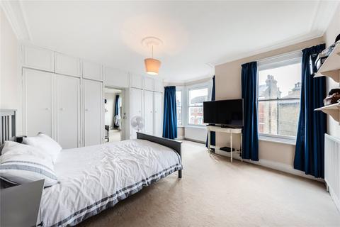 3 bedroom flat to rent, Strathblaine Road, London