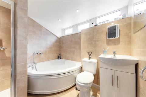 3 bedroom flat to rent, Strathblaine Road, London
