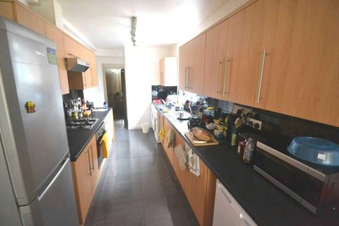 6 bedroom terraced house to rent, Basingstoke Road, Reading, Berkshire