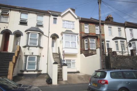 1 bedroom in a house share to rent - Luton Road, Chatham, ME4