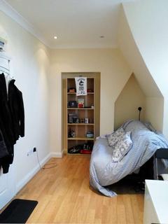 Studio to rent, High Street, Acton