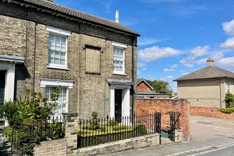 4 bedroom semi-detached house to rent, Oxford Road, Manningtree