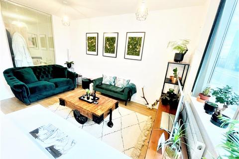 1 bedroom flat to rent, London Road, Lowfield Heath RH10