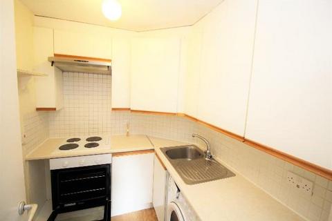 Studio to rent, Camelot Court, Ifield West RH11