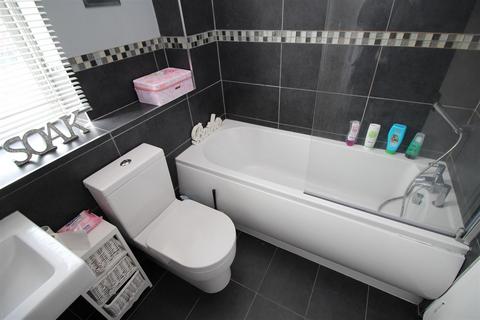 2 bedroom flat to rent, Walker Road, Maidenbower RH10