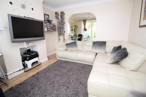 3 bedroom terraced house to rent, Baker Close, Southgate RH10