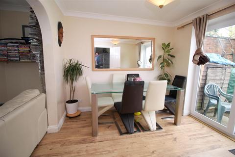 3 bedroom terraced house to rent, Baker Close, Southgate RH10