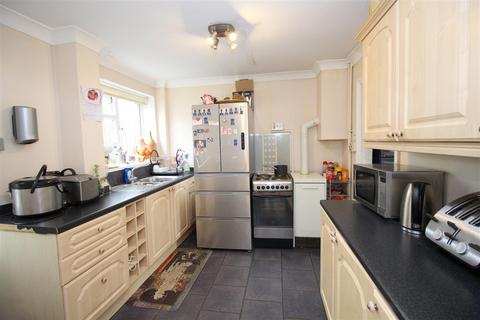 3 bedroom terraced house to rent, Baker Close, Southgate RH10