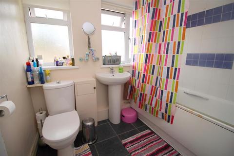 3 bedroom terraced house to rent, Baker Close, Southgate RH10