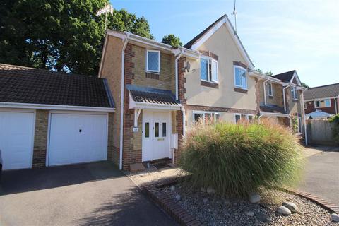 2 bedroom house to rent, Hodgkin Close, Maidenbower Crawley RH10