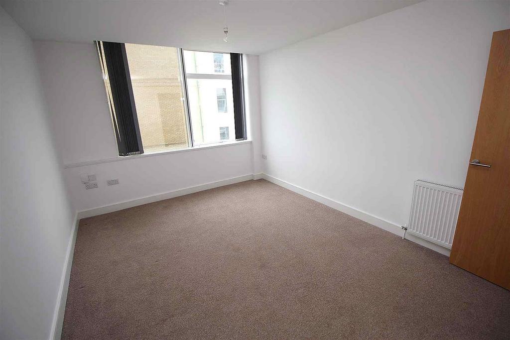 London Road, Lowfield Heath RH10 1 bed flat to rent - £950 pcm (£219 pw)