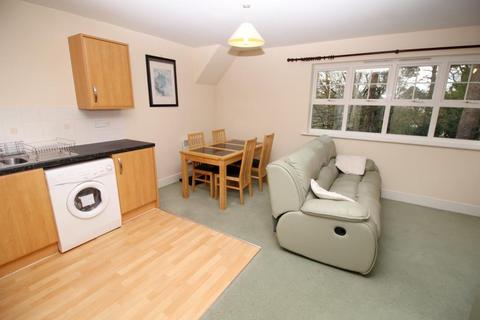 2 bedroom flat to rent, Worth Park Avenue, Pound Hill RH10