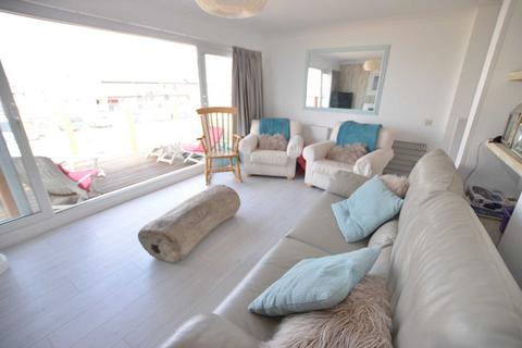 3 bedroom terraced house to rent, Marineside, Bracklesham