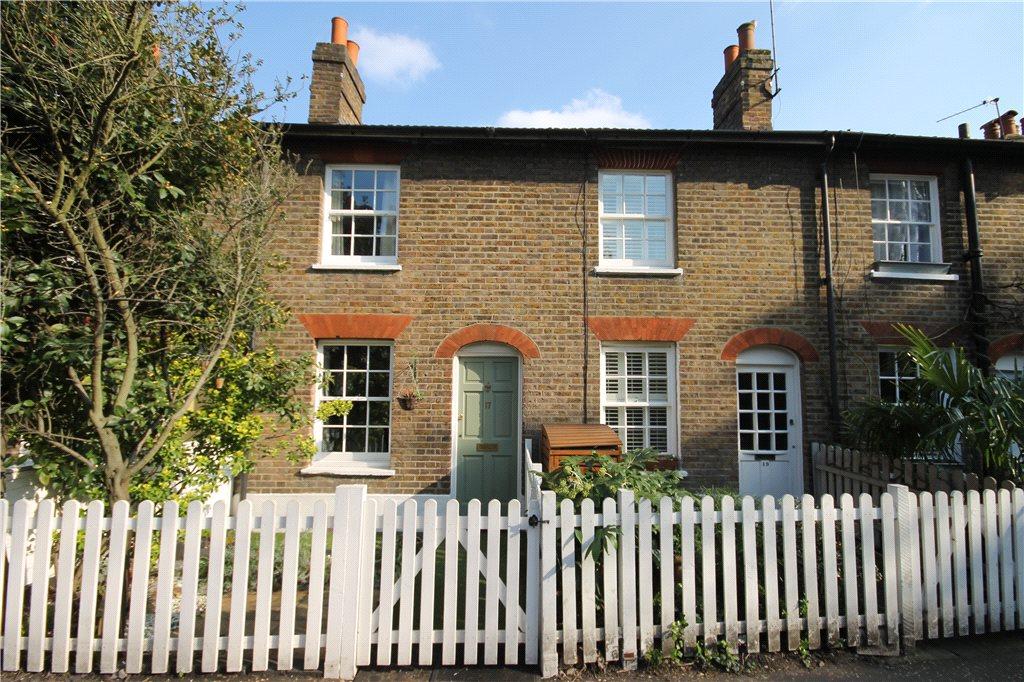 Holly Road, Twickenham, TW1 2 bed terraced house £1,650 pcm (£381 pw)