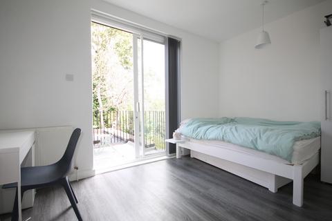 Studio to rent, The Grove, Finchley, N3