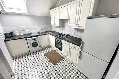 2 bedroom flat to rent, Northenden Road, Sale, Greater Manchester, M33