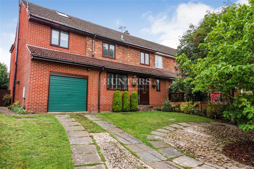 Martin Lane, Bawtry, Doncaster, DN10 6NL 4 bed semidetached house £