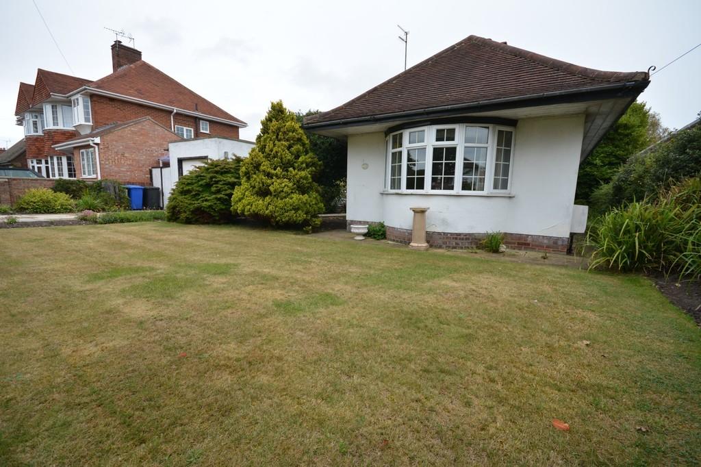 Gunton Drive, Lowestoft, Suffolk 3 bed detached bungalow £300,000