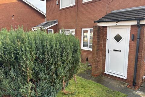 2 bedroom semi-detached house to rent, Oak Bank Close, Manchester