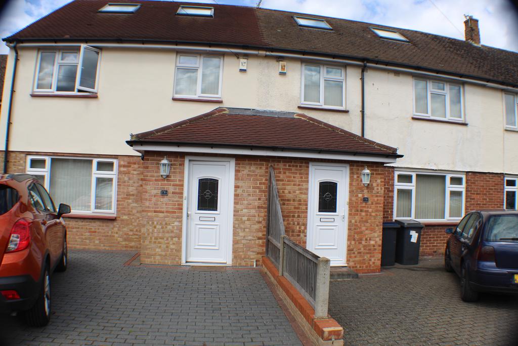 Oxford Road, Canterbury CT1 5 bed semidetached house £1,800 pcm (£