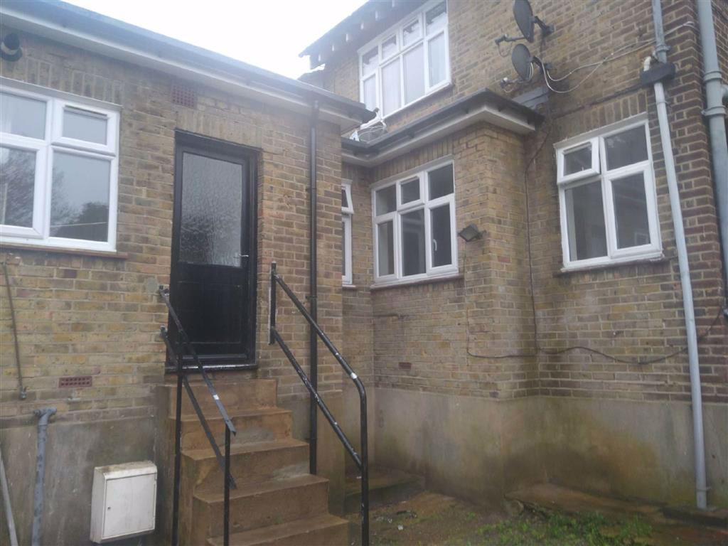 Elaine Avenue, Strood, Rochester 3 bed terraced house £850 pcm (£196 pw)