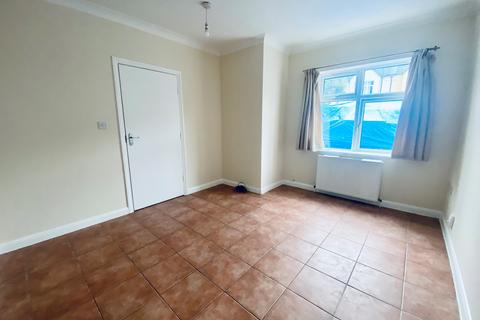 3 bedroom terraced house to rent, Westmoor Road, Enfield