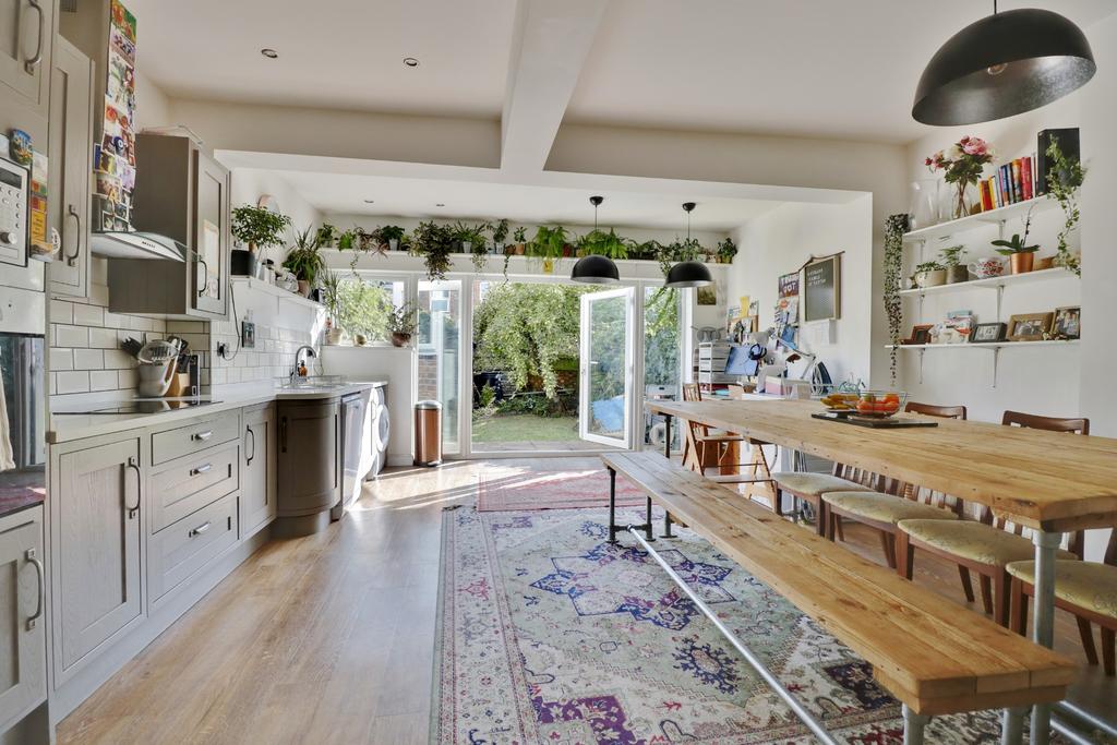 Carisbrooke Road, Southsea 3 bed terraced house £275,000