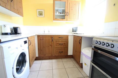 2 bedroom flat to rent, Halstead Close, Canterbury CT2