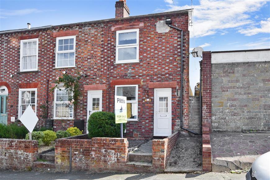 Fellows Road, Cowes, Isle of Wight 2 bed end of terrace house £165,000